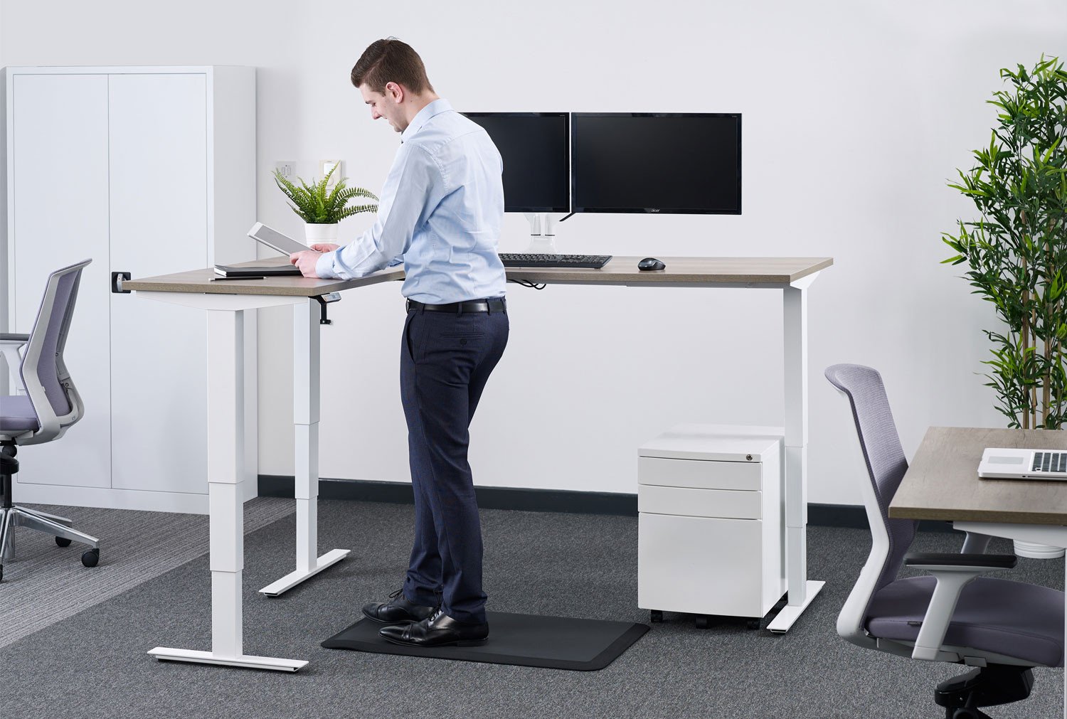 Maximising Work Performance With A Stand up desk: Achieve More By Sitting Less